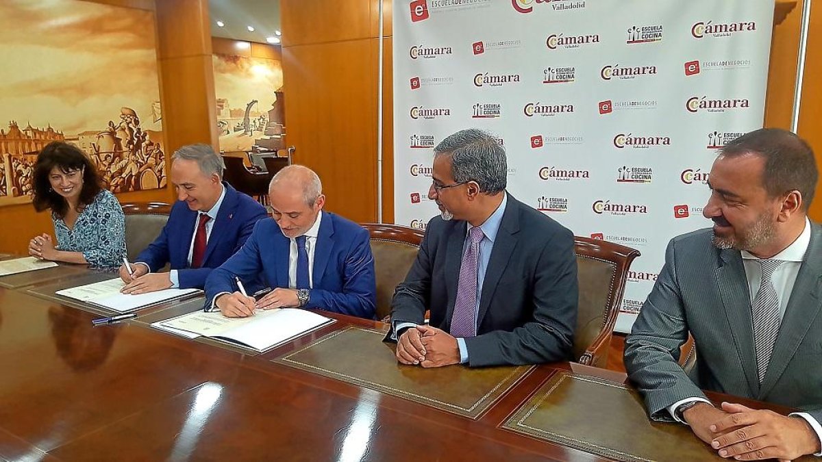 Largo y Caramanzana firman el convenio en presencia del embajador de la Indial y la concejala Ana Redondo.-EM