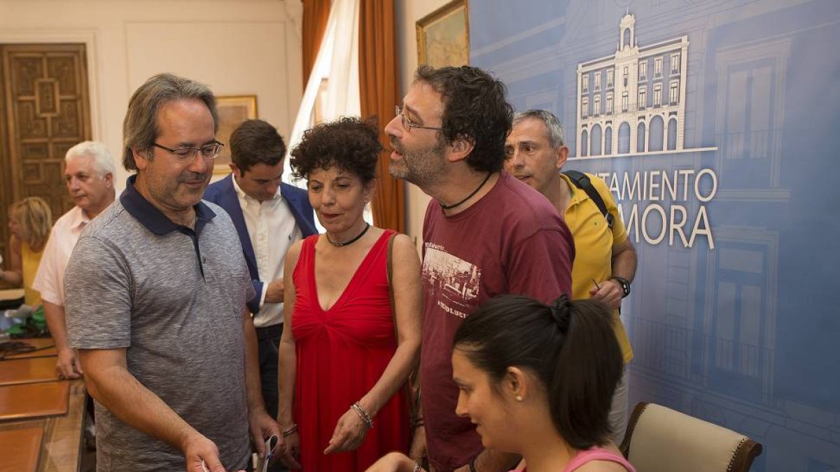 El alcalde de Zamora, Francisco Guarido, y el portavoz municipal socialista, Antidio Fagúndez, exponen el acuerdo alcanzado para gobernar el Consistorio zamorano.-ICAL