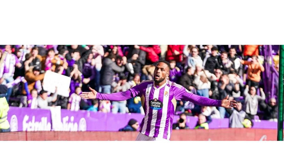 Cyle Larin celebra un gol con el Real Valladolid. / IÑAKI SOLA / RVCF