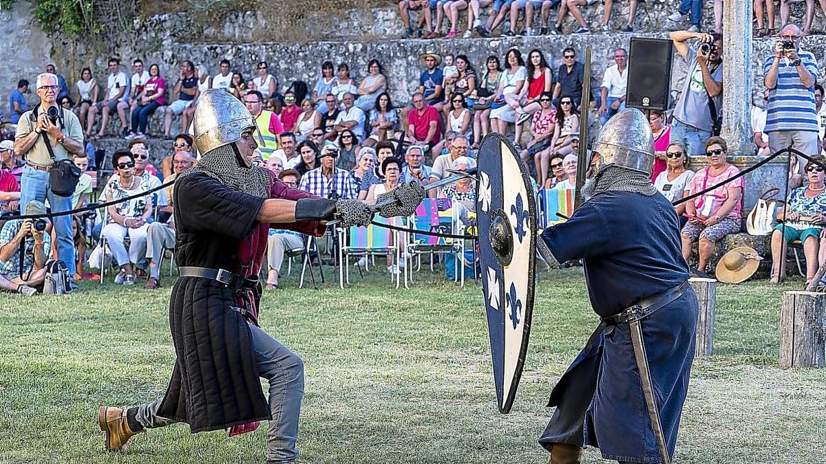 Dos nobles armados con espadas en medio de un combate en el monasterio de La Armadilla.-PABLO REQUEJO