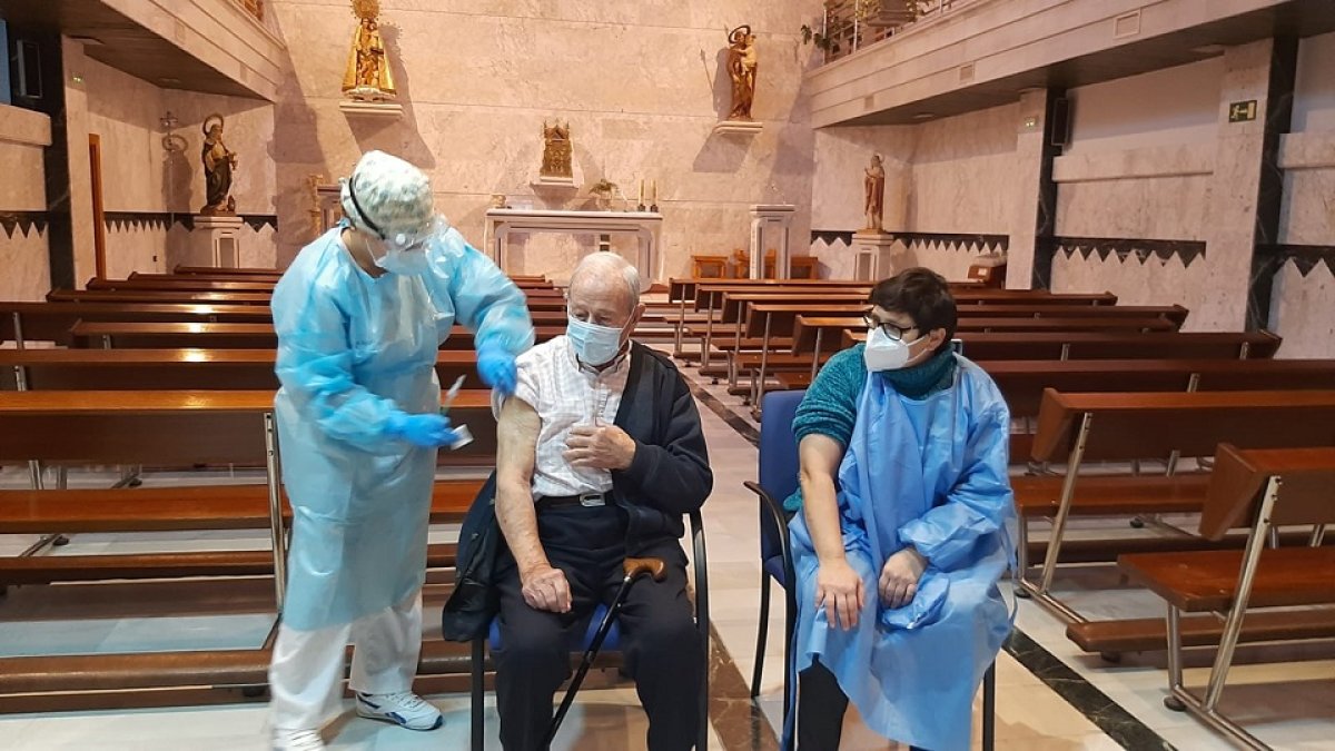 Áureo López recibe la segunda y última dosis de la vacuna contra el coronavirus. E. M.