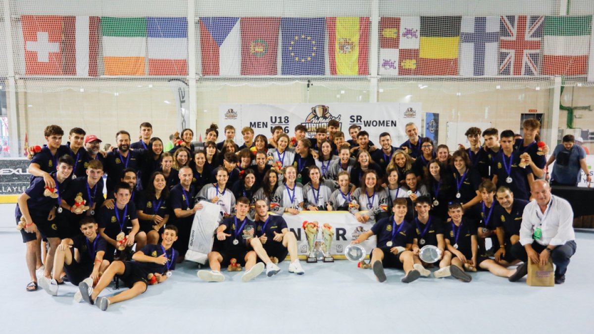 Selecciones españolas con los trofeos tras el Europeo de Hockey línea en Valladolid. / LOSTAU