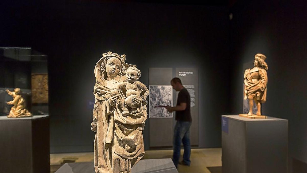 En primer plano, ‘Virgen con el niño’ de autor desconocido; a la izquierda, ‘Ángel’ de Erasmus Grasser; a la derecha, ‘San Sebastián’ de Von Leyden.-MIGUEL ÁNGEL SANTOS