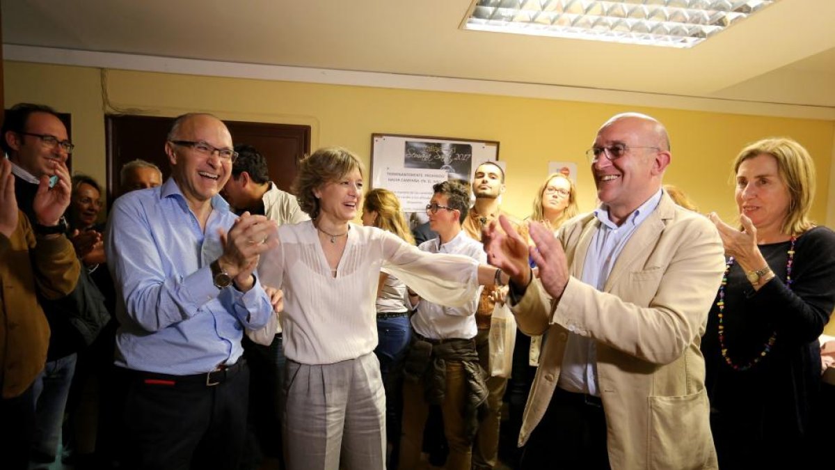 Jesús Julio Carnero vence en las Primarias a presidir la formación del Partido Popular en Valladolid y recibe las felicitaciones de Isabel García Tejerina y Ramiro Ruiz Medrano, entre otros-Leticia Pérez / ICAL