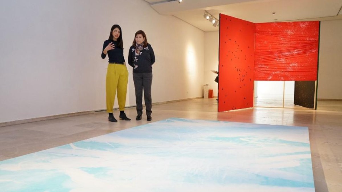 Belén Rodríguez junto a la concejala Victoria Soto, ayer en la Sala 0 del Museo Herreriano.-C.A