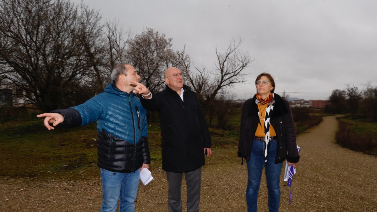 El alcalde Jesús Julio Carnero visita la zona en la que se ejecutará la Reserva biológica-urbana ‘El Tomillo’. -ICAL.
