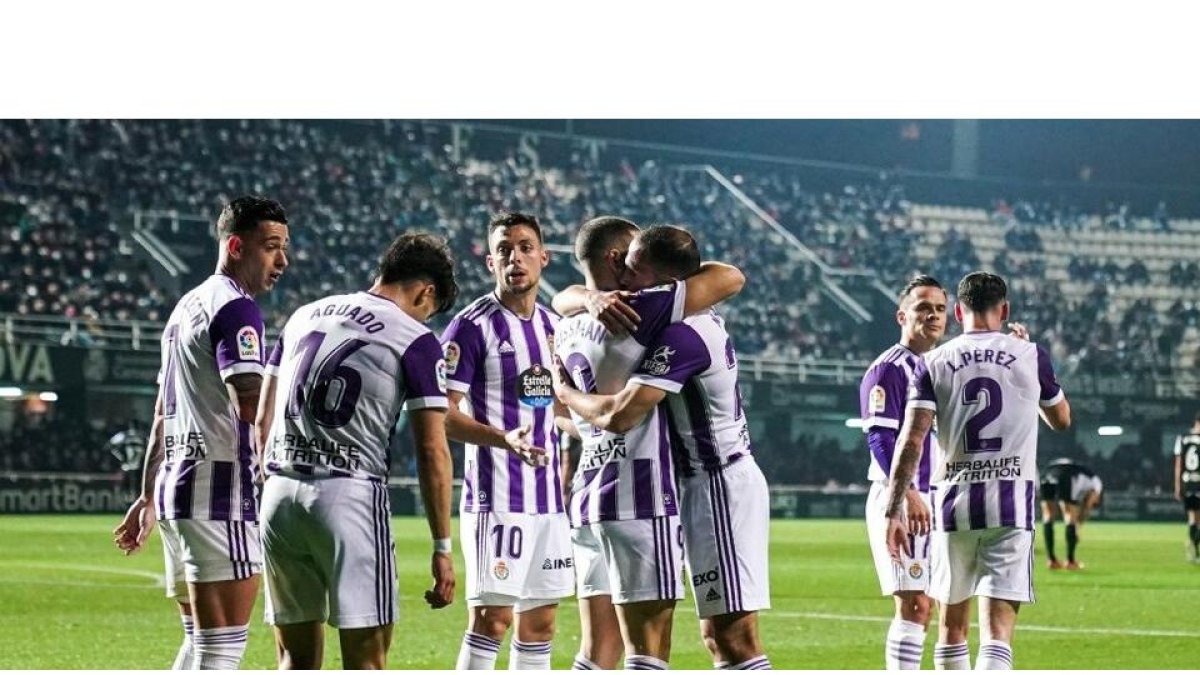 Jugadores del Real Valladolid celebran uno de los goles en Cartagena. / R. V. / I. SOLA