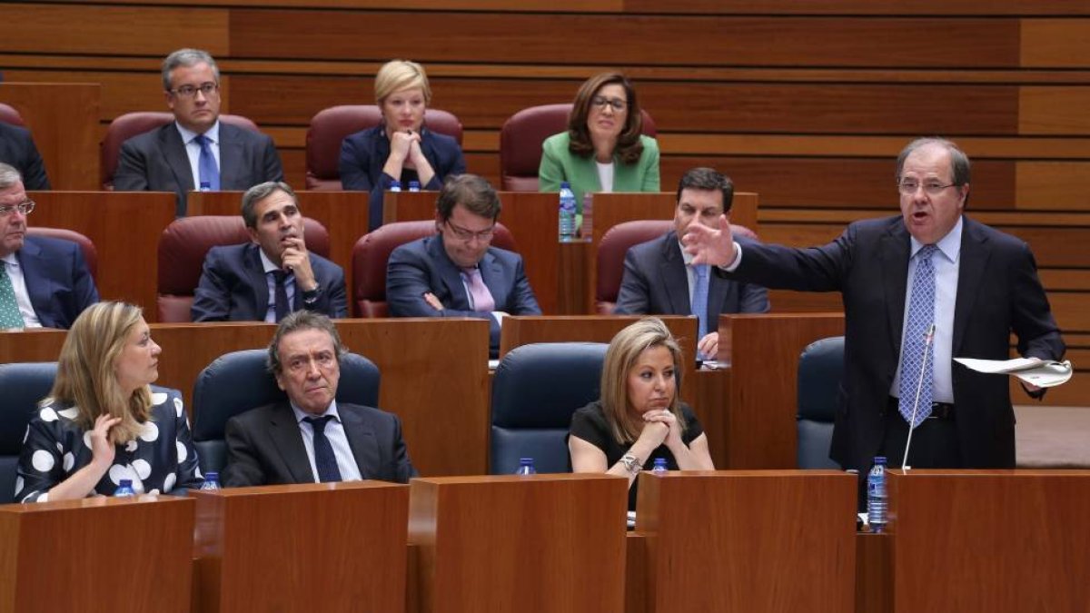 El presidente de la Junta, Juan Vicente Herrera, responde al portavoz socialista durante el pleno en las Cortes de Castilla y León-Ical