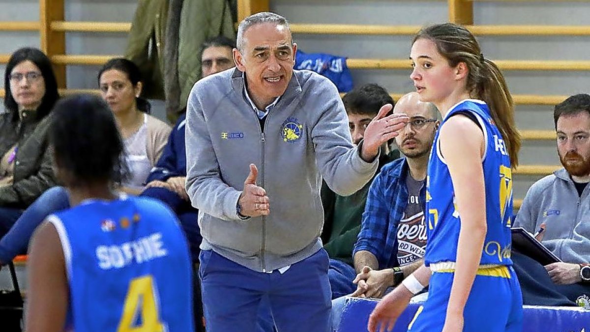 Chuchi Fernández arenga a sus jugadoras desde la banda-J.M.LOSTAU