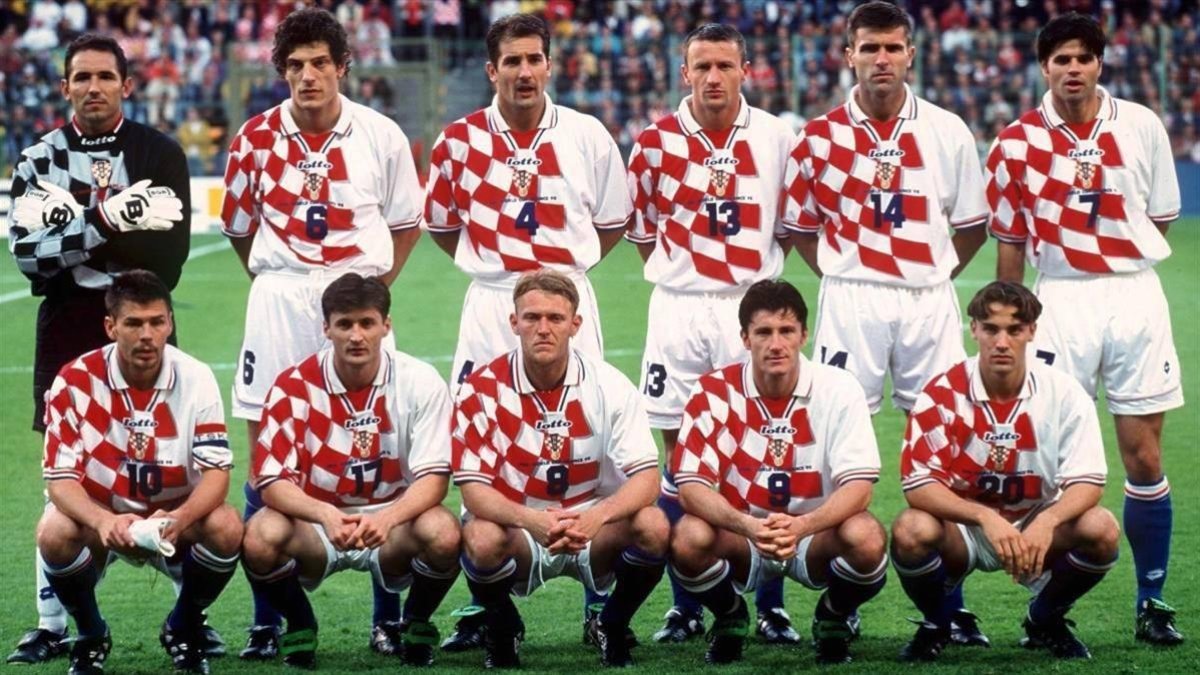 La formación inicial de Croacia en un partido de 1998. Arriba, el portero Ladic, seguido de Bilic, Stimac, Stanic, Soldo y Asanovic. Abajo, el capitán Boban, Jarni, Prosinecki, Suker y Simic. /-EL PERIÓDICO