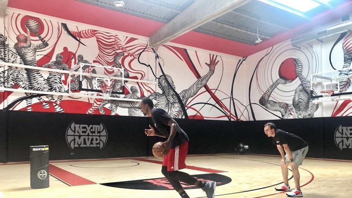 EL NBA Serge Ibaka tecnificando ayer en Barcelona a las órdenes del vallisoletano Hugo López, técnico del Carramimbre.-E. M.