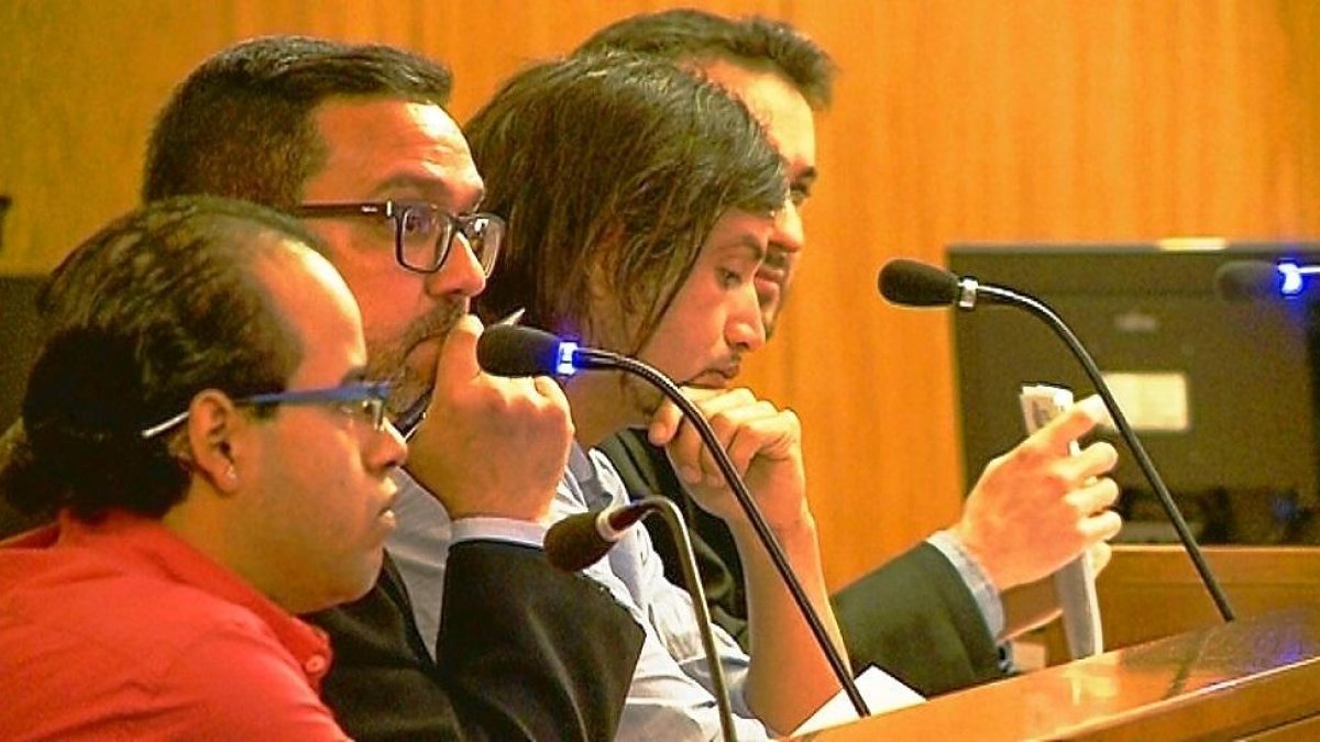 En primer término el acusado Julio B.A. y segundo a la derecha, el encausado vVíctor A.A., ‘El Mago’-J. M. LOSTAU