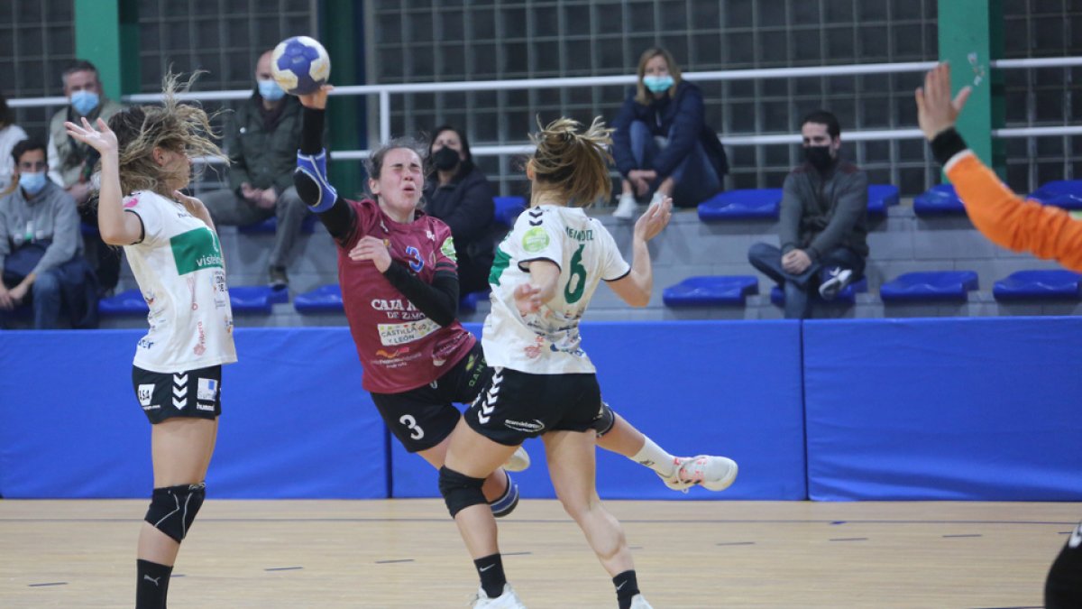 Elba Álvarez realiza un lanzamiento en el choque en Elche. / LOF