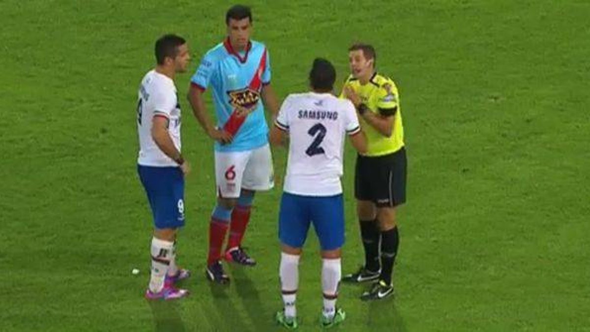 El colegiado del Vélez-Arsenal pita la pena máxima a favor del Vélez y expulsa a un jugador del Arsenal, pero después da marcha atrás por recomendación del asistente.-
