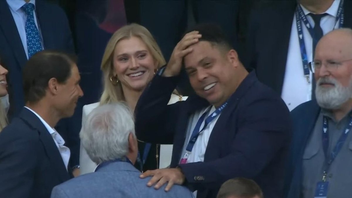 Ronaldo saluda a Nadal en el palco del Stade de France. / TWITTER