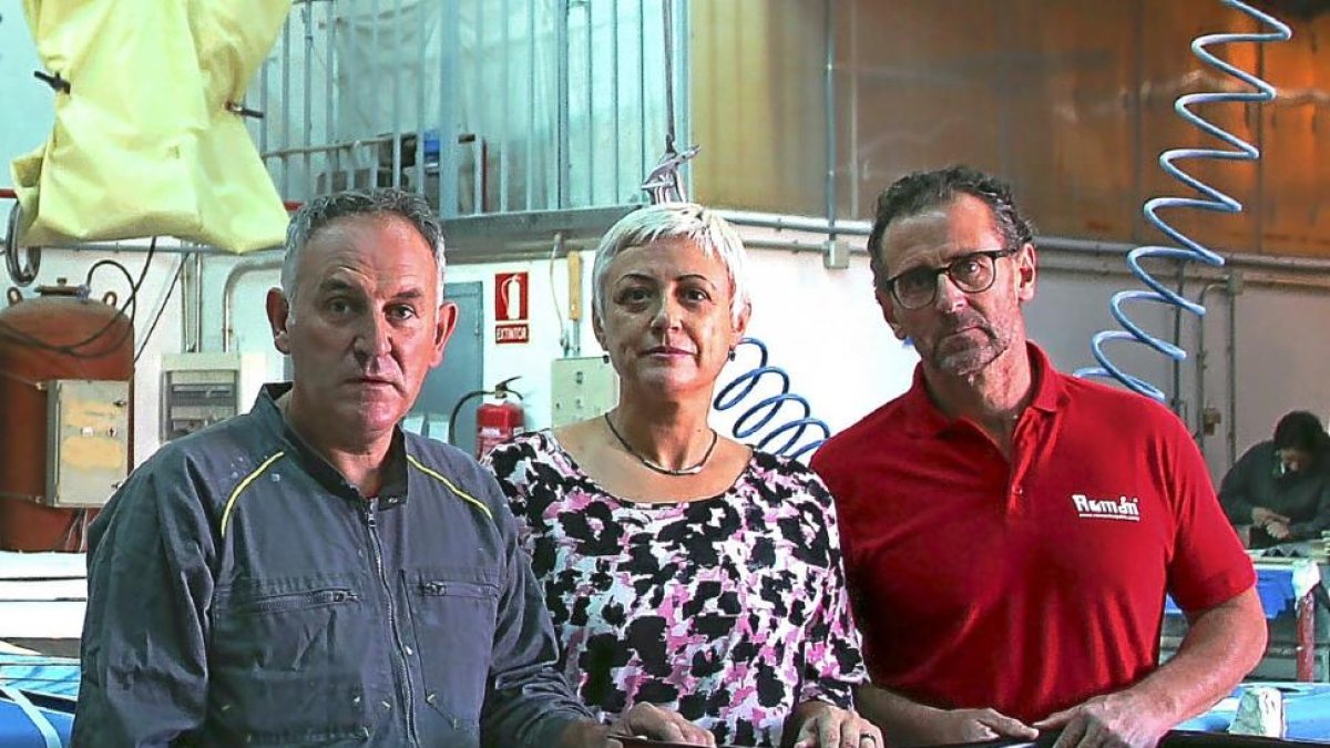 Los hermanos Román Kayaks posan con una de las piraguas que construyen en Zamora.-J. L. C.