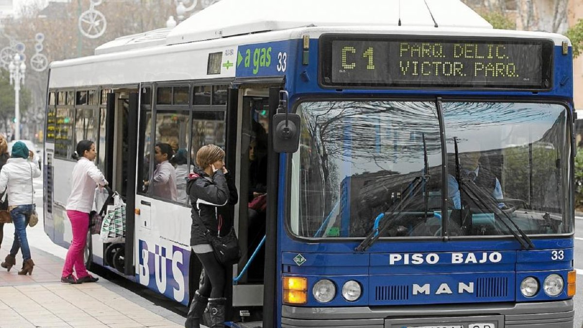 Autobús de Auvasa de la línea C1 en una parada del centro de Valladolid.