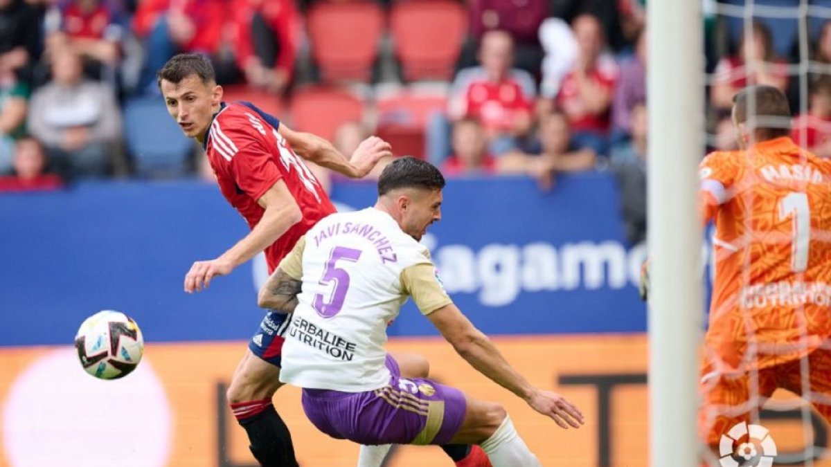 Budimir realiza un disparo con Javi Sánchez que tapa el hueco y Masip en portería. / LA LIGA