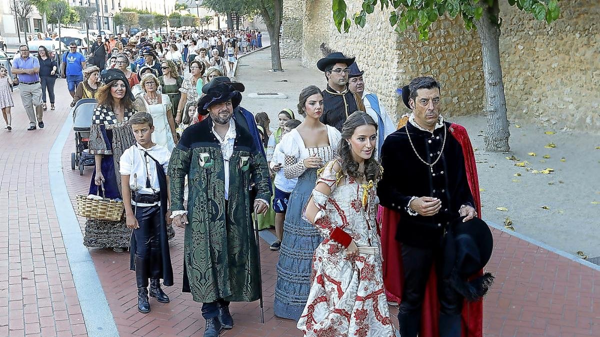 Los habitantes de Olmedo pasean por la villa vestidos al estilo del Siglo de Oro.-J.M. LOSTAU