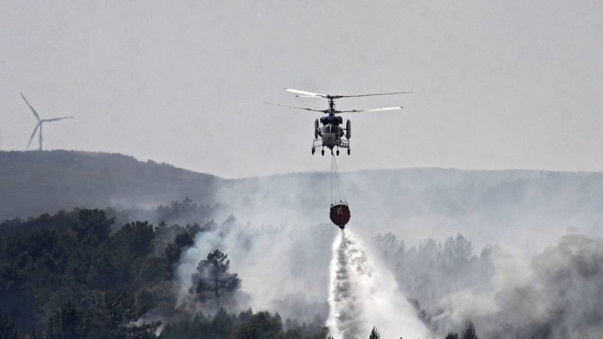 Un helicóptero arroja agua sobre el incendio en la cercanías de Palaciosmil (León)-Ical
