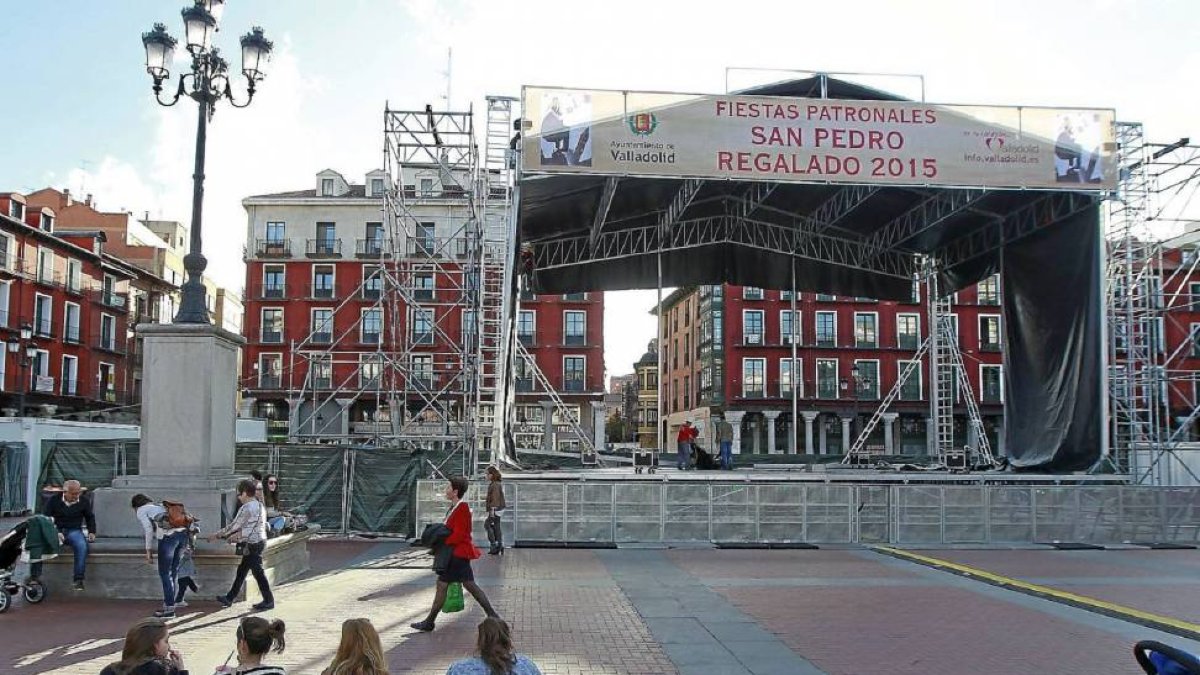 El escenario de la Plaza Mayor durante su instalación el jueves por la tarde-J. M. Lostau