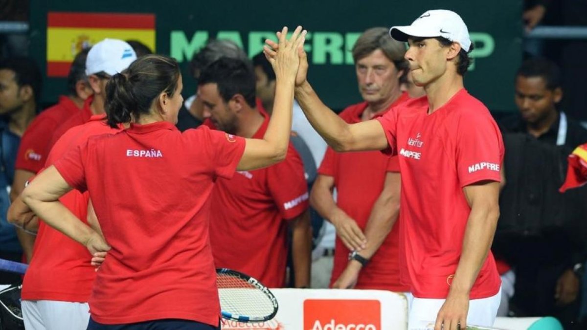 Nadal celebra con la capitana Conchita Martínez el triunfo de Ferrer en la eliminatoria con la India-SAJJAD HUSSAIN / AFP