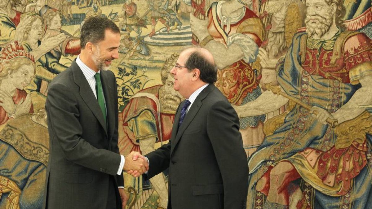 El rey Felipe VI recibe al presidente de la Junta, Juan Vicente Herrera, dentro de la ronda de reuniones que mantiene con todos los dirigentes autonómicos-Ical