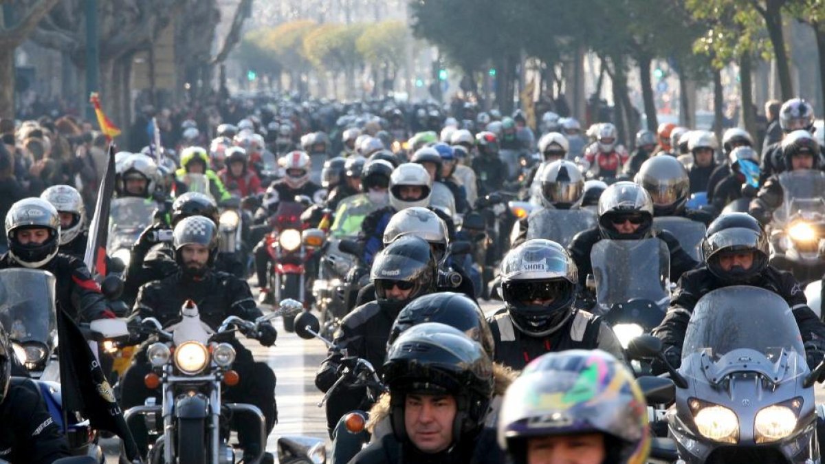 Miles de moteros participan en el desfile de banderas de Pingüinos 2014 por las calles de Valladolid-ICAL