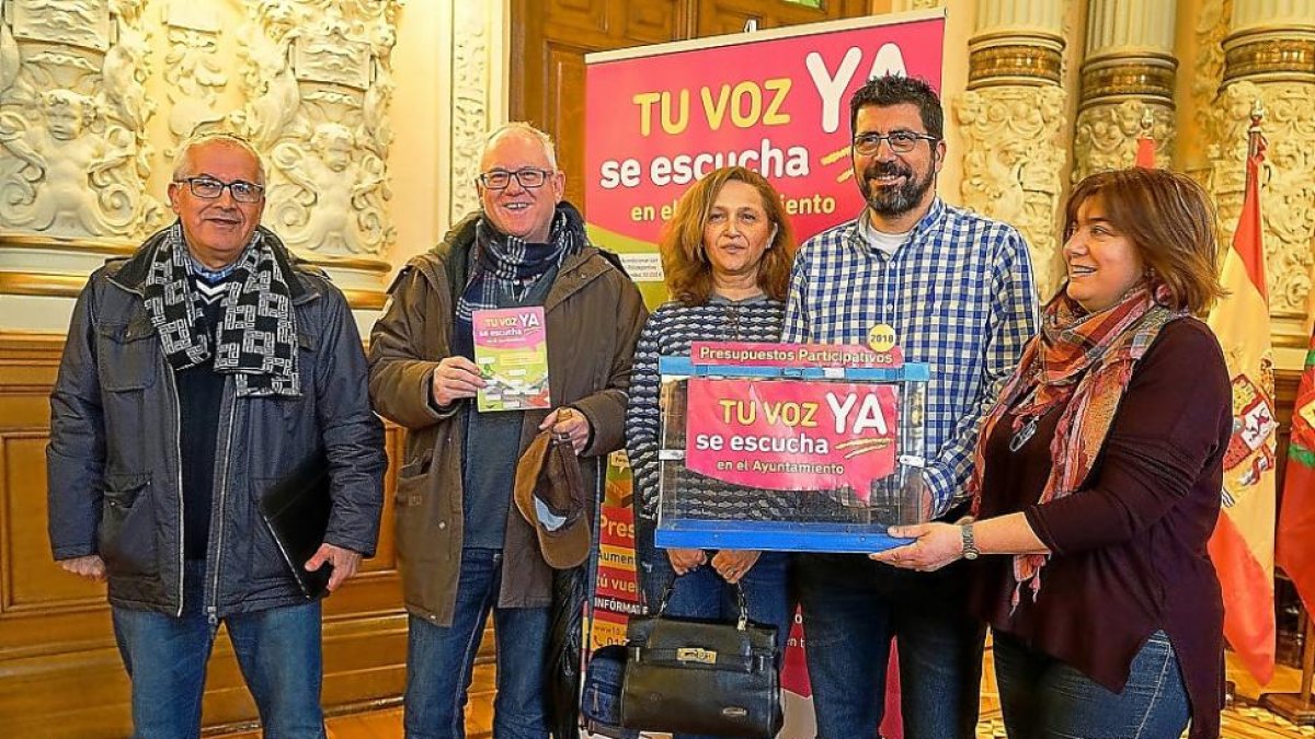 El concejal Alberto Bustos, a la derecha, con representantes vecinales en el Ayuntamiento.-E. M.