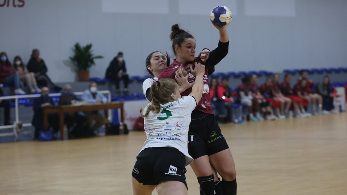 La local Zhukova frena a Elena Cuadrado. / LOF