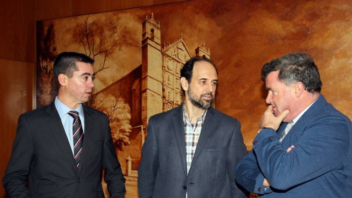 El director del Plan USA Ribera-Rueda 2015-2019, Felipe González Gordón, y los presidentes de las denominaciones de origen Rueda y Ribera del Duero, Pablo del Villar (I) y Enrique Pascual (D), presentan el Plan USA Ribera-Rueda 2014-2015-Ical