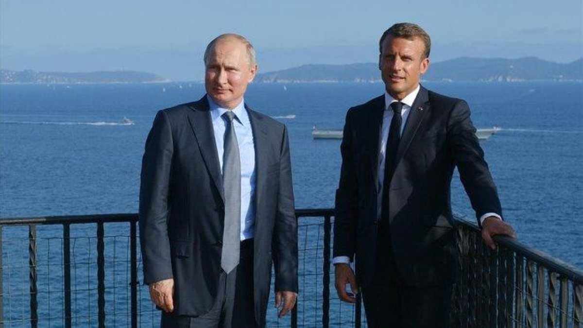 Macron y Putin durante el encuentro de hoy en la residencia veraniega del presidente francés.-AP / ALEXEI DRUZHININ