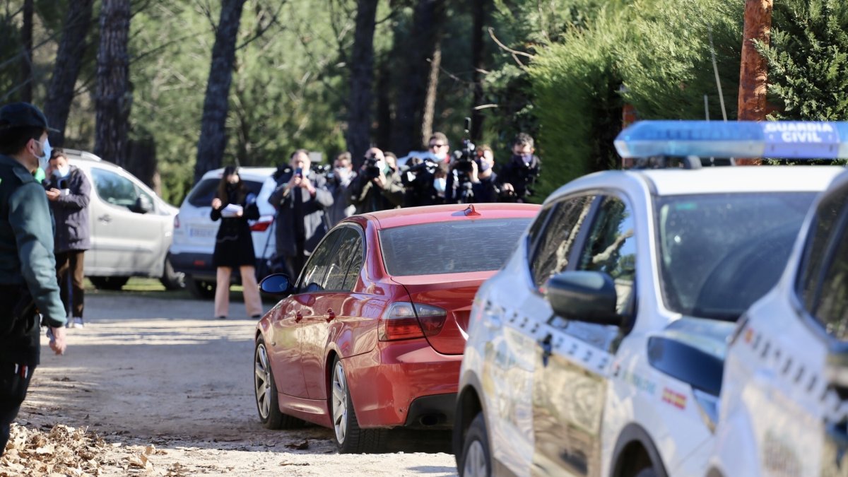 La Guardia Civil se lleva el vehÍculo BMW rojo del detenido por la desaparici?n de la mujer de Traspinedo (Valladolid). ICAL