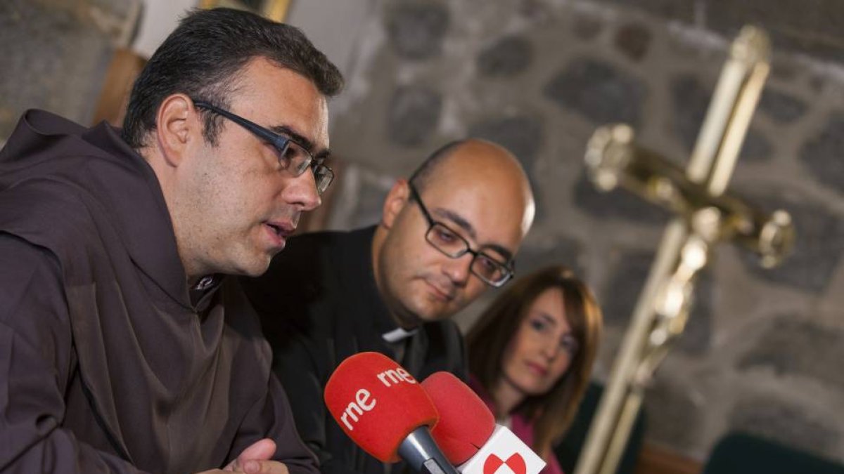 Presentación de la Eucaristía de Clausura del Año Jubilar Teresiano. De I. a D. el prior de los Carmelitas de Ávila, David Martín; el responsable diocesano para el V Centenario, Jorge Zazo; y la responsable de Comunicación del Obispado de Ávila, Auxi Rued-Ical