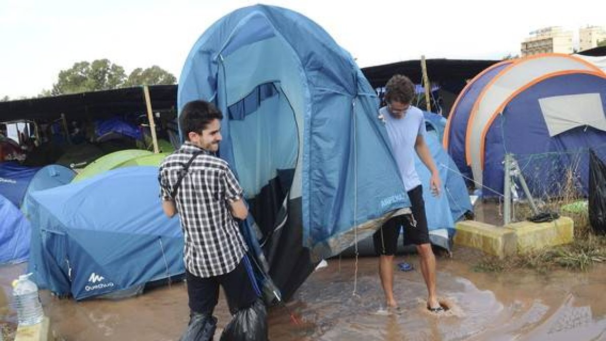 Fotografía facilitada por un campista tras una de las trombas de agua han anegado ésta madrugada el Arenal Sound.-Foto: EFE