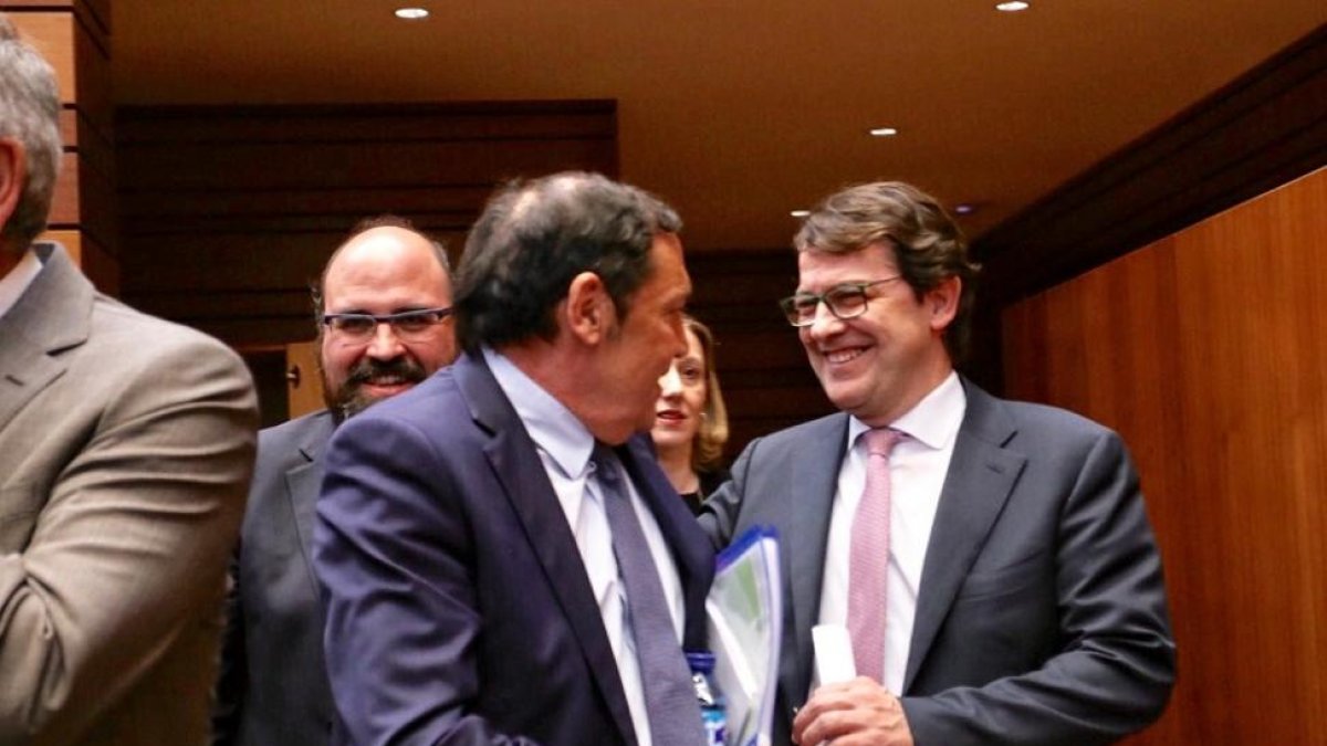 Alfonso Fernández Mañueco saluda al consejero de Sanidad, Antonio Sáez, al comienzo del Pleno de las Cortes-ICAL