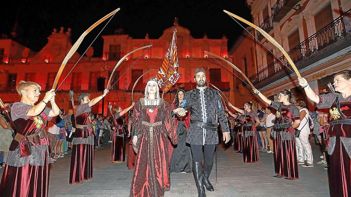 Momento en el que los Reyes entran en Medina del Campo durante la celebración de la Feria Renacentista.-J.M. LOSTAU