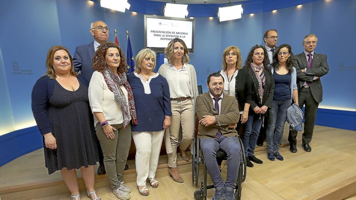 Alicia García (C) durante la presentación de las mejoras para la atención de la dependencia.-ICAL