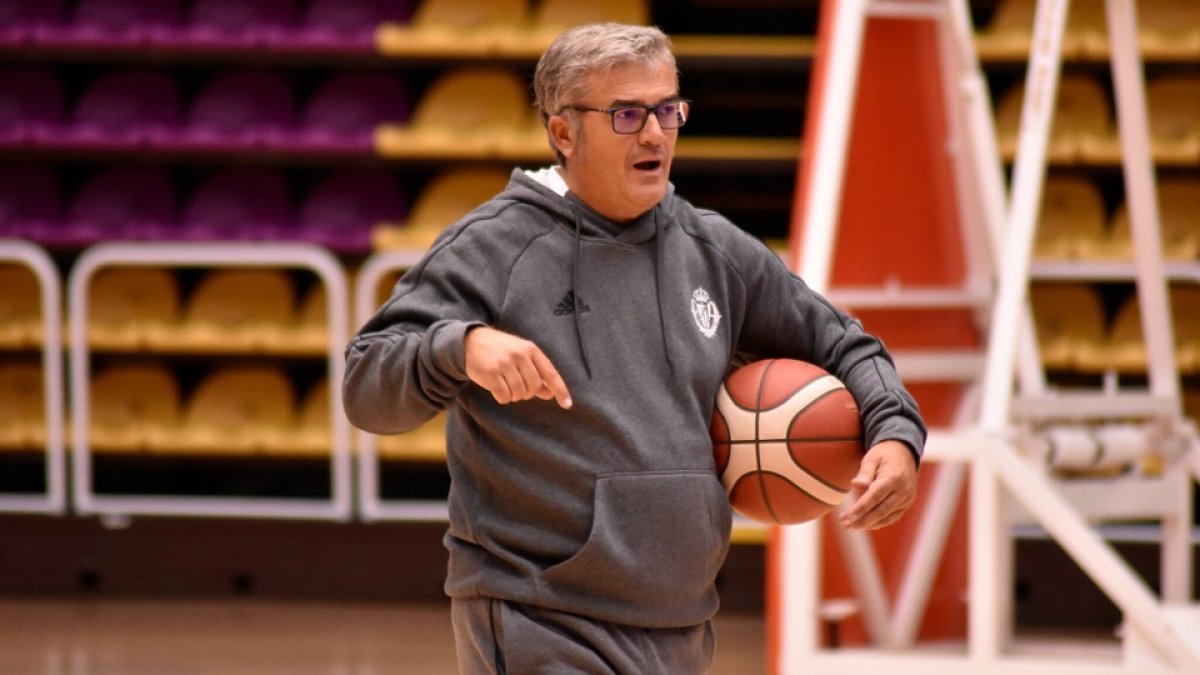 Paco García en su primer entrenamiento al frente del UEMC Real Valladolid Baloncesto. / ALBA MARTÍN / RVB