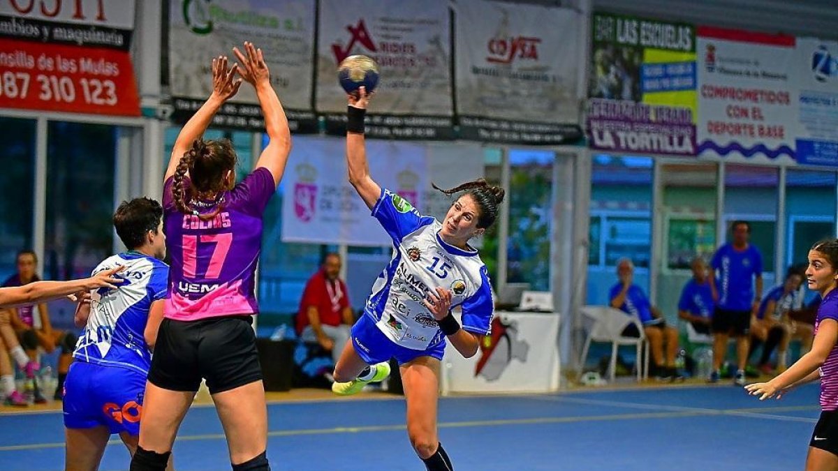 La uruguaya Agustina López intenta superar a la pivote Isabel Colías para encontrar portería.-PABLO RIEGA