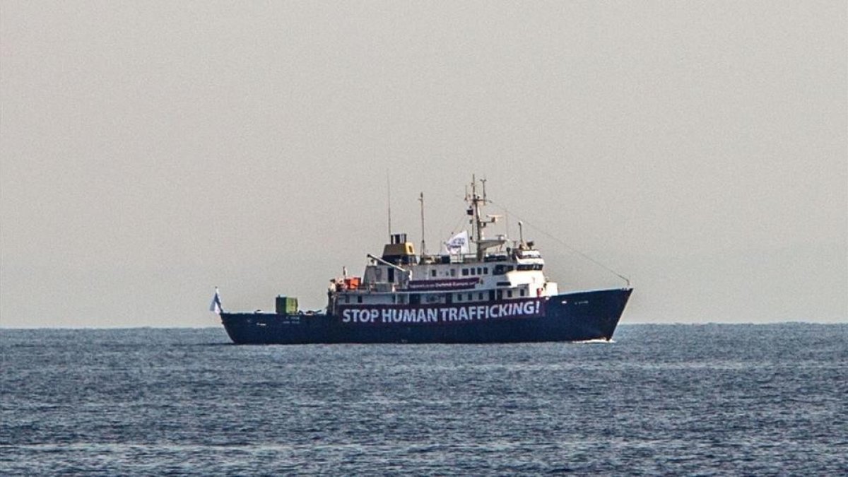 El C-Star navega a 20 millas náuticas de las costas de Libia, en una imagen tomada el 5 de agosto.-AFP / ANGELOS TZORTZINIS