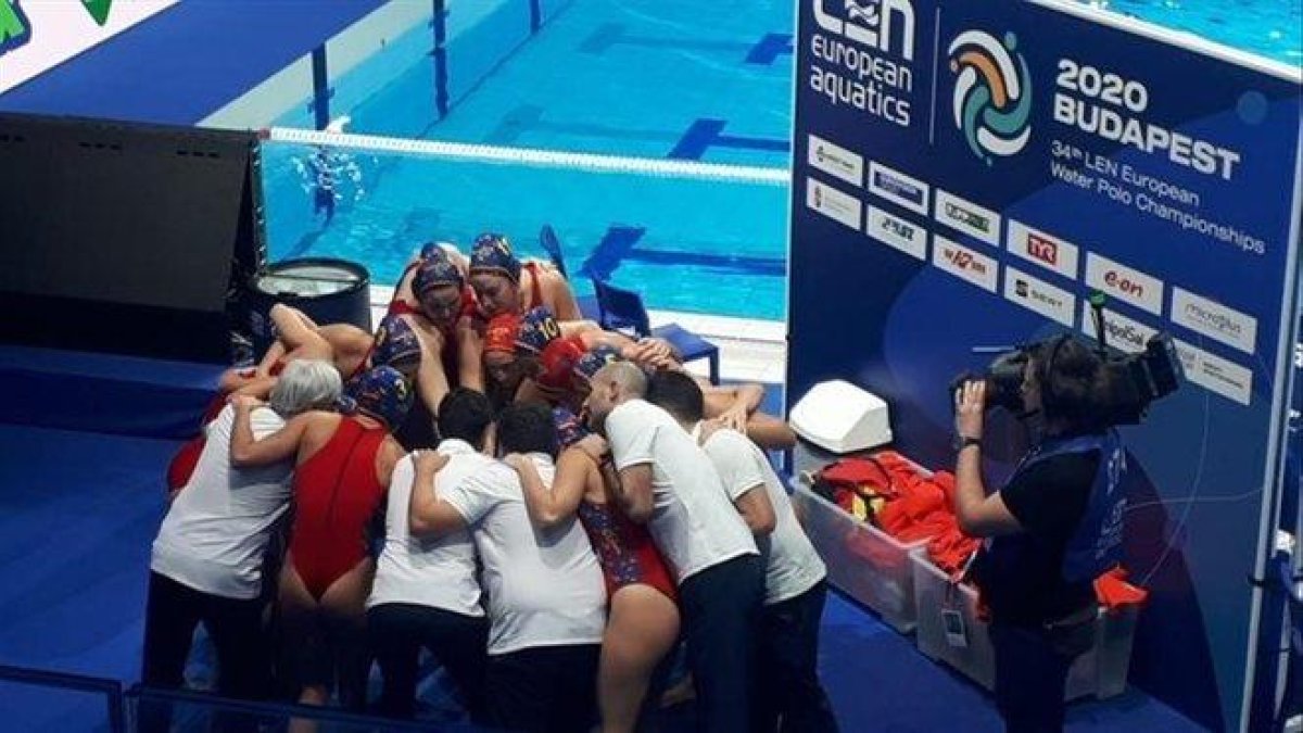 Las jugadoras españolas celebran el triunfo ante Italia en el Europeo-RFEN