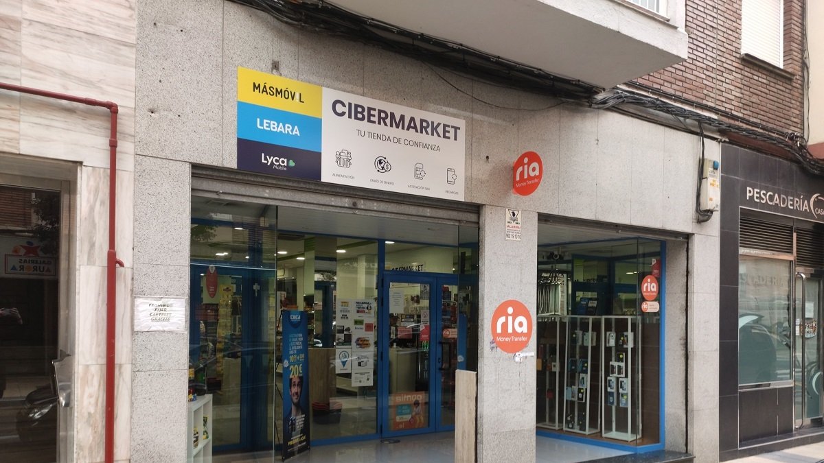 Locutorio en la calle Aurora donde se cometió el robo. - MARÍA BAUSELA