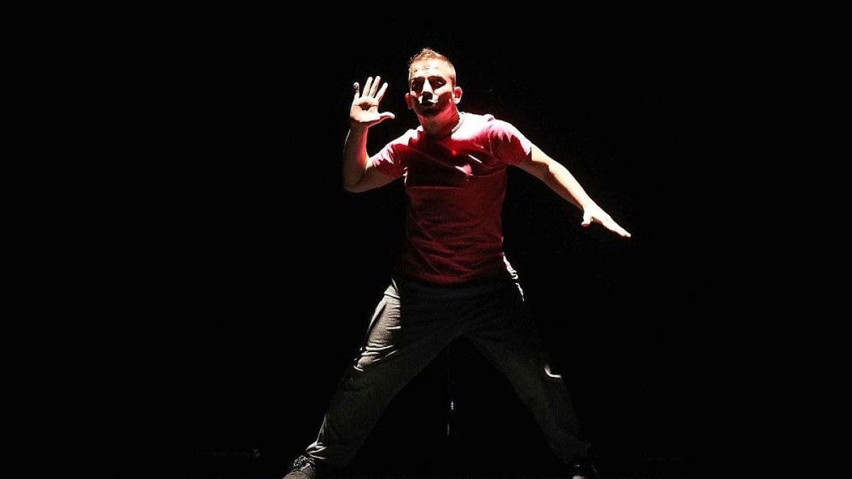 Uno de los bailarines del Ballet Comtemporáneo de Burgos, en el espectáculo.-BCB