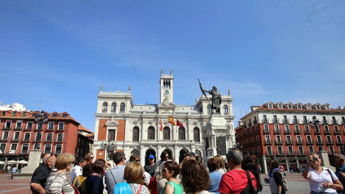 Un grupo de turistas atiende las explicaciones de la guía en la Plaza Mayor de Valladolid-ICAL