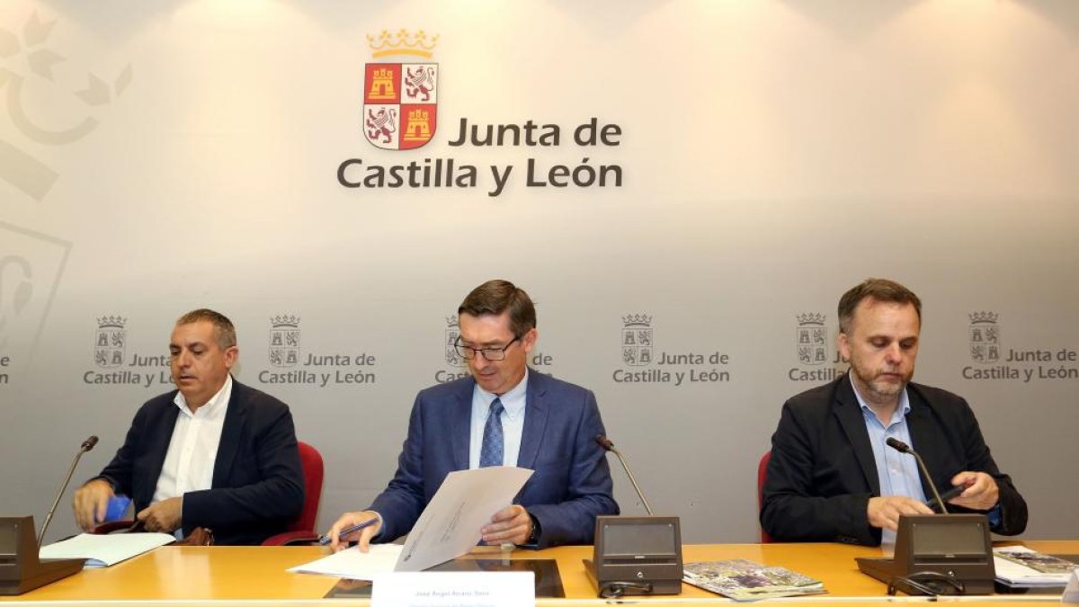 José Ángel Arranz, presenta, con sus homólogos de Asturias, Manuel Calvo Temprano (I) y Cantabria, Antonio Lucio Calero (D),-ICAL