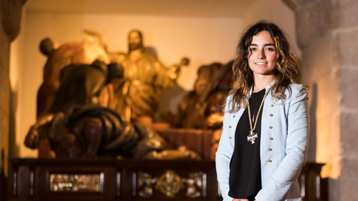Tania López Magaña junto al paso de la Sagrada Cena.-PABLO REQUEJO