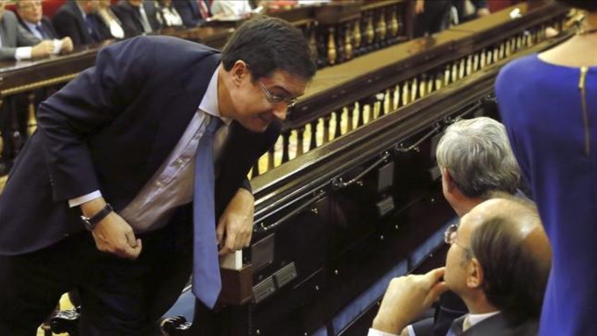 Óscar López, portavoz del PSOE en el Senado conversa con el presidente de la Cámara Alta, Pío García-Escudero.-EFE / FERNANDO ALVARADO