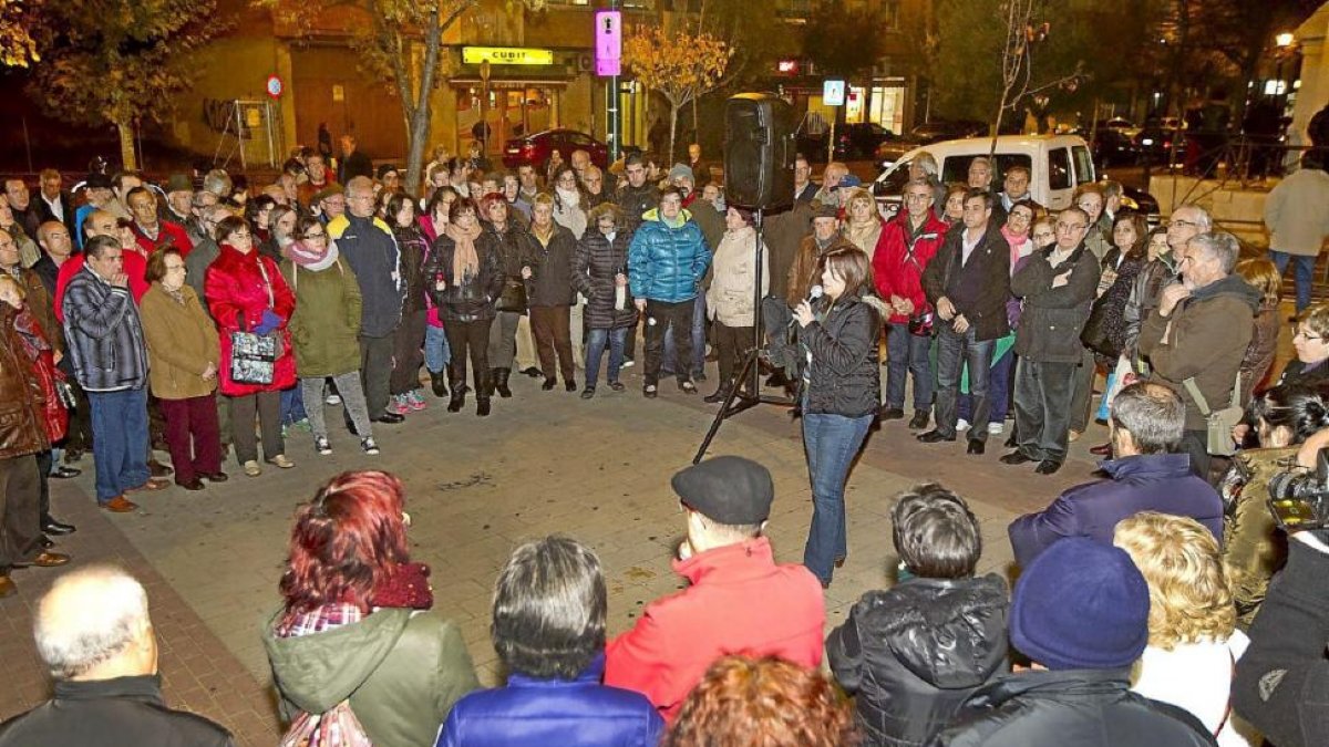 Asamblea informativa de la Asociación de Vecinos Pilarica en la plaza de Rafael Cano ayer por la noche.-J.M. Lostau
