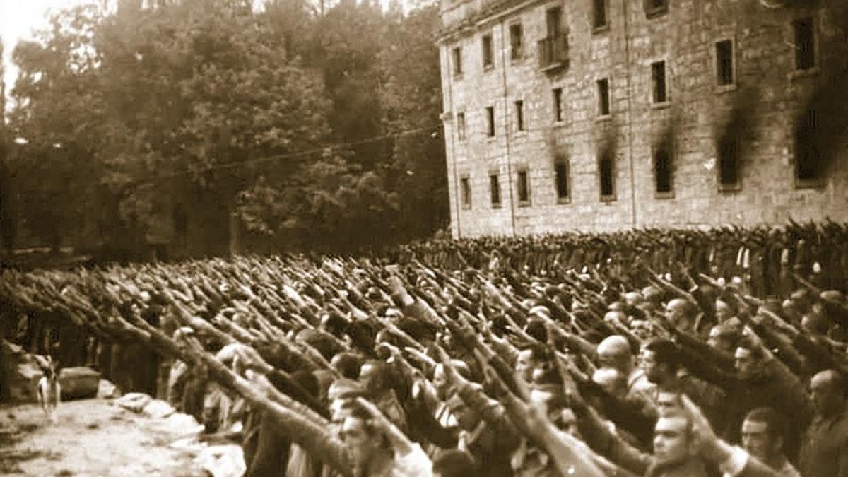 Había sesiones diarias de propaganda. En la foto, prisioneros formados y obligados a hacer el saludo fascista en San Pedro de Cardeña (Burgos)-BIBLIOTECA NACIONAL  DE ESPAÑA